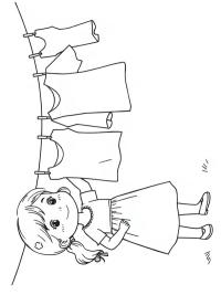 A lány kiteregeti a mosott ruhákat